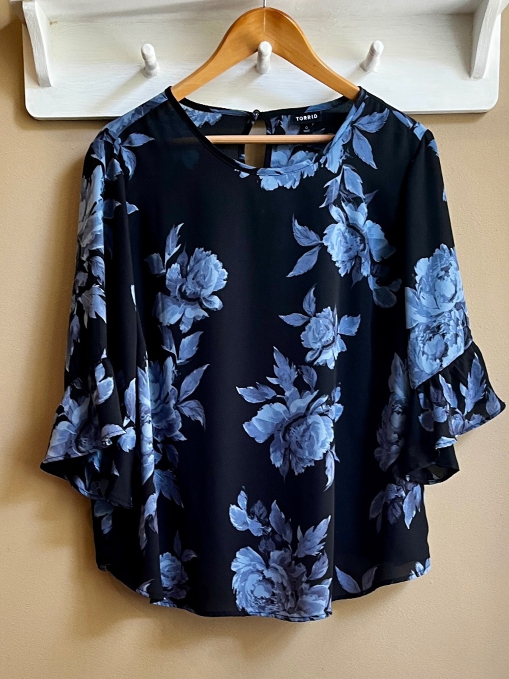 Torrid Black Blue Floral Ruffle Sleeve Abbey Georgette Blouse Plus Size 0/L/12
